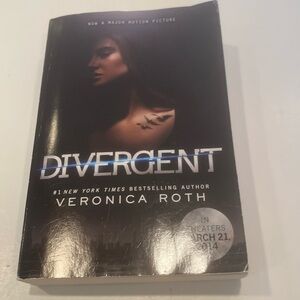 “Divergent” Paperback novel